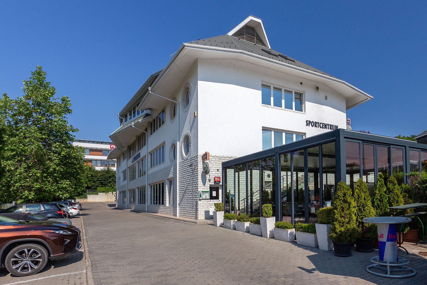 Az ABS Sportcentrum épülete a terasszal
